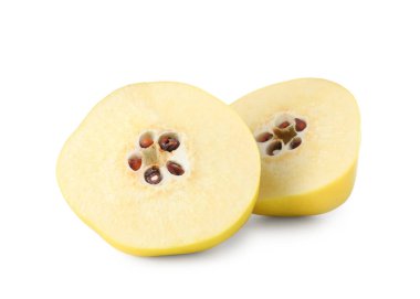 Taze olgun ayva parçaları beyazda izole edilmiş.