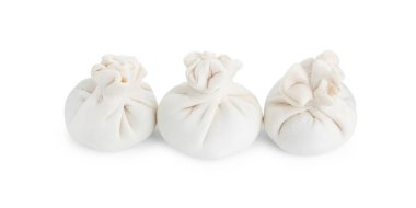 Pişmemiş khinkali (hamur tatlısı) beyaz üzerine izole edilmiş. Gürcistan mutfağı