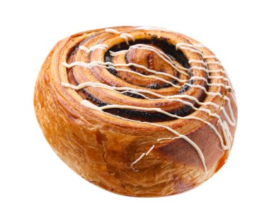 Beyaz üzerine izole edilmiş haşhaş tohumu ve sos ile nefis bir rulo. Tatlı çörek.