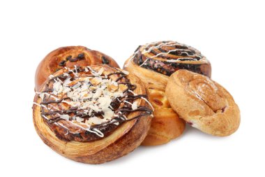 Beyaza izole edilmiş farklı lezzetli börekler. Tatlı çörekler.