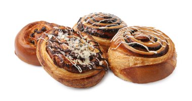 Beyaza izole edilmiş farklı lezzetli börekler. Tatlı çörekler.