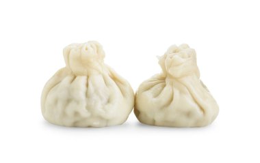 Beyaza izole edilmiş iki lezzetli khinkali (hamur tatlısı). Gürcistan mutfağı