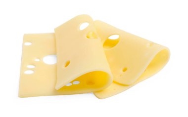 Lezzetli taze peynir dilimleri beyaz üzerine izole edilmiş.