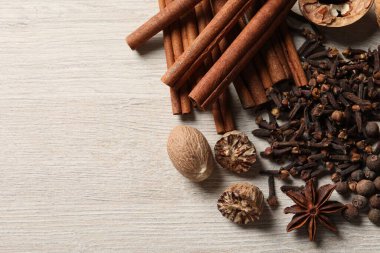 Tahta masada farklı baharatlar ve fındıklar var. Metin için boşluk