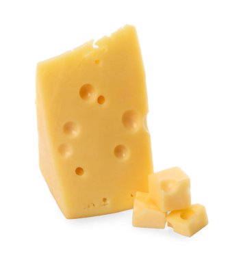 Beyaz üzerinde izole taze lezzetli peynir kesme