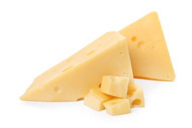 Beyaz üzerinde izole taze lezzetli peynir kesme