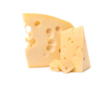 Beyaz üzerinde izole taze lezzetli peynir kesme