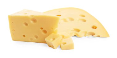 Beyaz üzerinde izole taze lezzetli peynir kesme