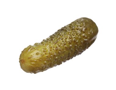 Beyaz üzerine izole edilmiş lezzetli bir salatalık turşusu.