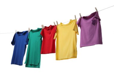 Çamaşır ipinde kurumuş renkli tişörtler beyazda izole edilmiş.