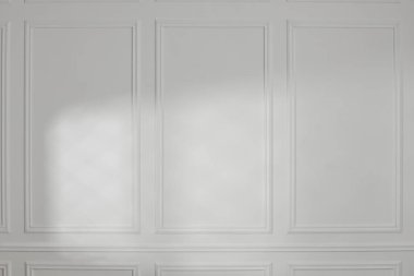 Beyaz duvardaki pencereden gelen ışık ve gölge