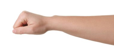 Taş, kağıt ve makas oynuyorum. Beyaz arka planda yumruğunu gösteren kadın, yakın plan