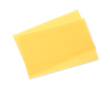 Üst görünümde izole edilmiş pişmemiş lazanya çarşafları yığını