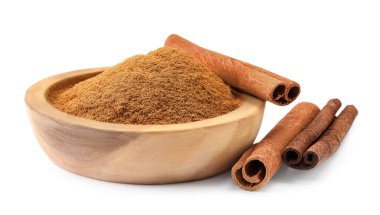 Kuru aromatik tarçın çubukları ve beyaz üzerine izole edilmiş toz.