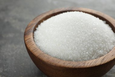 Granüle şeker gri masada, yakın plan.