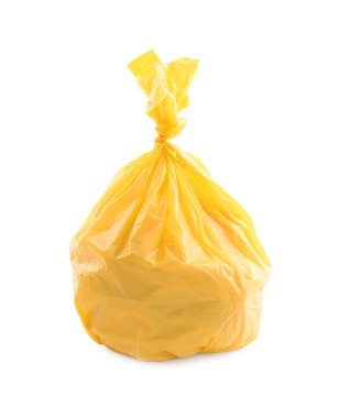 Sarı plastik çöp torbası beyaza izole edilmiş.