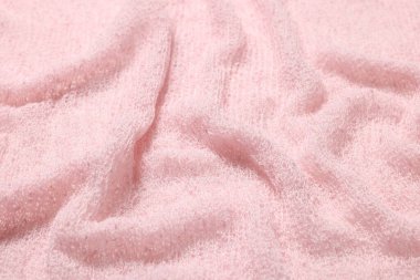 Arka plan olarak yumuşak pembe buruşuk kumaş dokusu, yakın plan