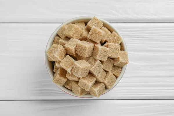 Kostky Hnědého Cukru Misce Bílém Dřevěném Stole Pohled Shora — Stock fotografie