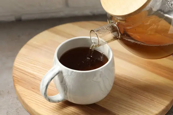 Ρίχνει Αρωματικό Τσάι Φλιτζάνι Στο Τραπέζι Closeup — Φωτογραφία Αρχείου