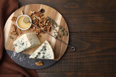 Tahta masadaki kekik, bal ve cevizli leziz mavi peynir. Metin için boşluk