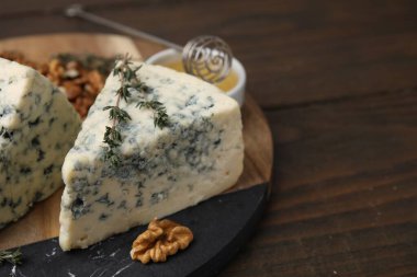 Tahta masadaki kekik, bal ve cevizli leziz mavi peynir, yakın plan. Metin için boşluk