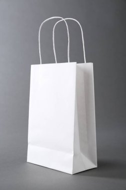 Gri arka planda beyaz bir kese kağıdı. Tasarım için model