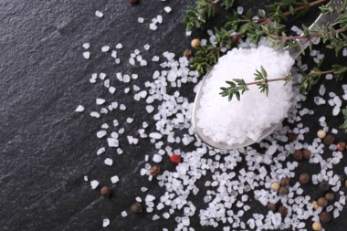 Taze kekik ile tuz ve koyu gri desenli masa üzerinde biber, düz yatak. Metin için boşluk