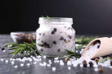 Taze biberiyeli tuz ve koyu gri desenli masada biberli mısır, yakın plan.