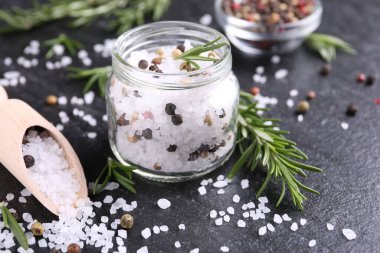 Taze biberiyeli tuz ve koyu gri desenli masada biber.