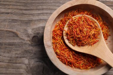 Kasede Aromatik safran ve tahta masada kaşık, üst manzara. Metin için boşluk