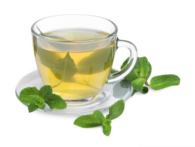 Cam fincanda taze yeşil çay, beyaz üzerinde izole edilmiş nane ve çay tabağı.