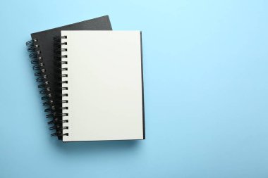 Siyah arkaplan üzerine not defterleri, üst görünüm. Metin için boşluk