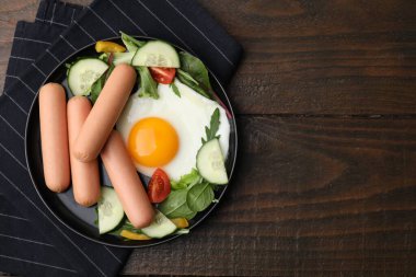 Haşlanmış sosis ve ahşap masada kızarmış yumurta ile nefis bir kahvaltı. Metin için boşluk