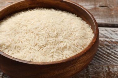 Tabakta çiğ basmati pilavı, ahşap masada, yakın plan.