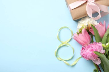 8 Mart 'ta yeşil kurdeleli tebrik kartı tasarımı, mevcut, güzel çiçekler ve açık mavi arkaplanda düz bir zemin üzerine yazılmış metin için alan. Uluslararası Kadınlar Günü