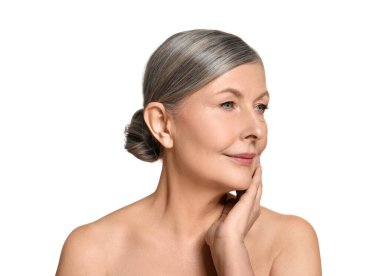 Beyaz arka planda sağlıklı cildi olan güzel, olgun bir kadın.