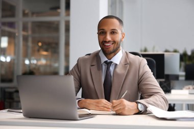 Ofisteki masada çalışan mutlu adam. Avukat, işadamı, muhasebeci ya da yönetici.