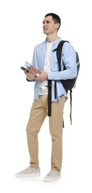 Sırt çantası ve beyaz arka plan kitapları olan genç bir adam.