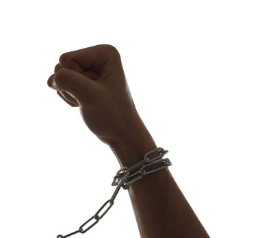 Özgürlük kavramı. Elinde zincirlerle beyaz arka plana bağlı bir adam, yakın plan.