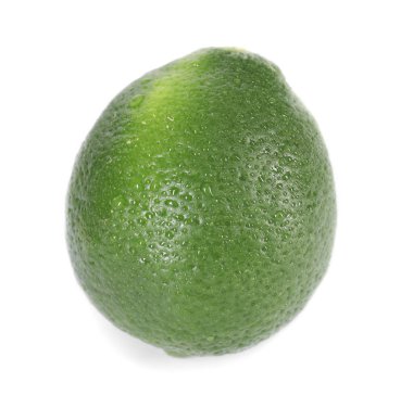 Beyaza izole edilmiş su damlaları olan bir limon.