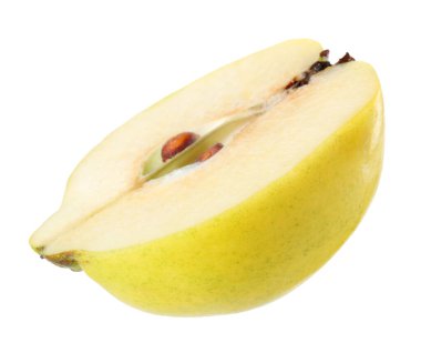 Taze olgunlaşmış ayva balığının yarısı beyaza izole edilmiş.