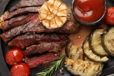 Sebzeli leziz ızgara biftek, domates sosu ve tepside baharatlar.