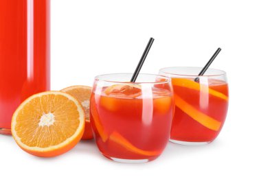 Aperol sprey kokteyli, pipet ve portakal dilimleri beyaz bardakta izole edilmiş.