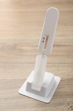 Tahta masada tek kullanımlık bir test.