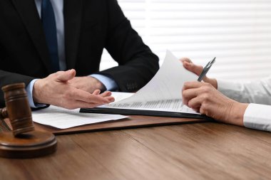 Üst düzey kadın avukatın ofisinde belge imzalıyor, yakın plan.