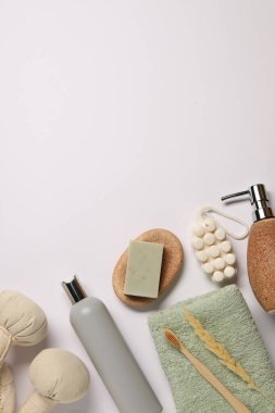 Banyo aksesuarları. Farklı kişisel bakım ürünleri ve beyaz arka planda kuru çiviler, metin için boş alan var.