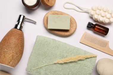 Banyo aksesuarları. Farklı kişisel bakım ürünleri ve beyaz arka planda kuru dikenler.