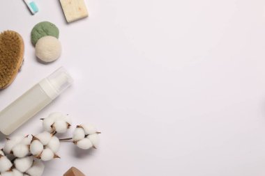 Banyo aksesuarları. Beyaz arkaplan üzerinde kişisel bakım ürünleri ile düz konum, metin için boşluk
