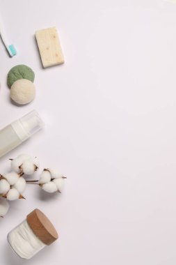 Banyo aksesuarları. Beyaz arkaplan üzerinde kişisel bakım ürünleri ile düz konum, metin için boşluk