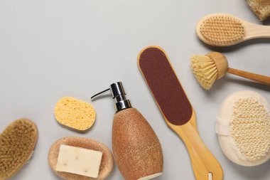 Banyo aksesuarları. Açık gri arkaplan üzerinde kişisel bakım araçları ile düz konum, metin için boşluk